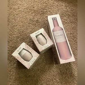 Brumate Winesulator with 2 14oz wine glasses.